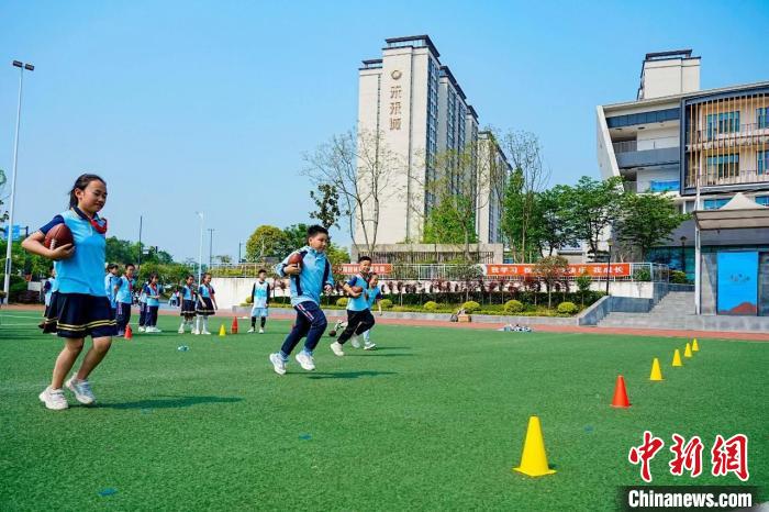 成都市在郊区学校启动送体到校与世运会项目进