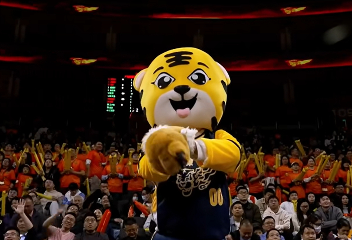 广东队三连冠后陷入低谷 球迷呼吁杜锋下课